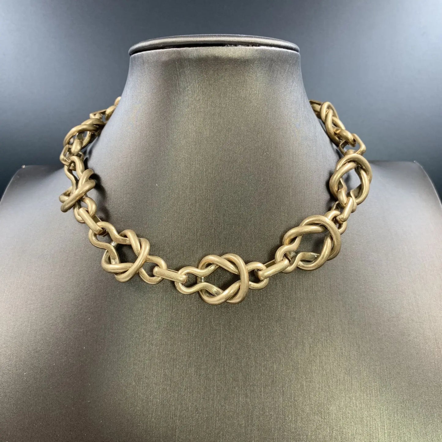 Gazing JewelryVintage gold-plated exaggerated necklace, a retro light luxury clasp necklace, a unique,