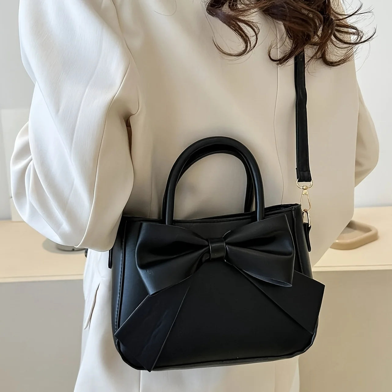Ladies' bow handbag, elegant crossbody bag, hand-held small square bag, fashionable single-shoulder bag, fashionable accessory