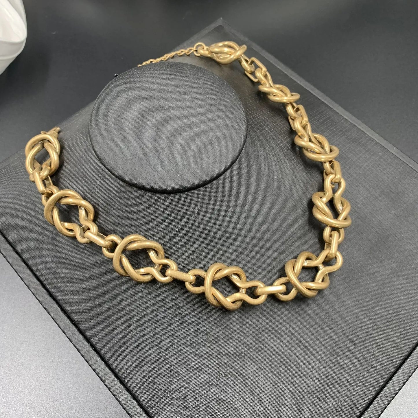 Gazing JewelryVintage gold-plated exaggerated necklace, a retro light luxury clasp necklace, a unique,