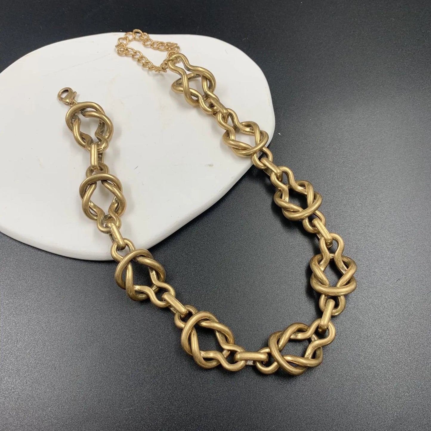 Gazing JewelryVintage gold-plated exaggerated necklace, a retro light luxury clasp necklace, a unique,