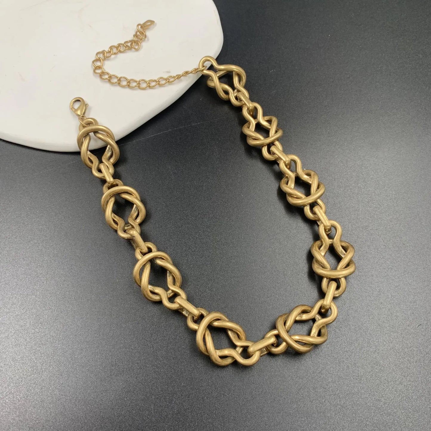 Gazing JewelryVintage gold-plated exaggerated necklace, a retro light luxury clasp necklace, a unique,